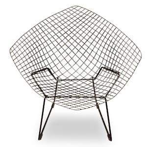 Könnte beinhalten: Ein moderner Drahtstuhl in Diamantform mit schwarzem Metallrahmen. Der Stuhl hat eine gitterartige Sitzfläche und Rückenlehne, die von vier abgewinkelten Beinen getragen wird. Das Design ist minimalistisch und für den Innen- oder Außenbereich geeignet.