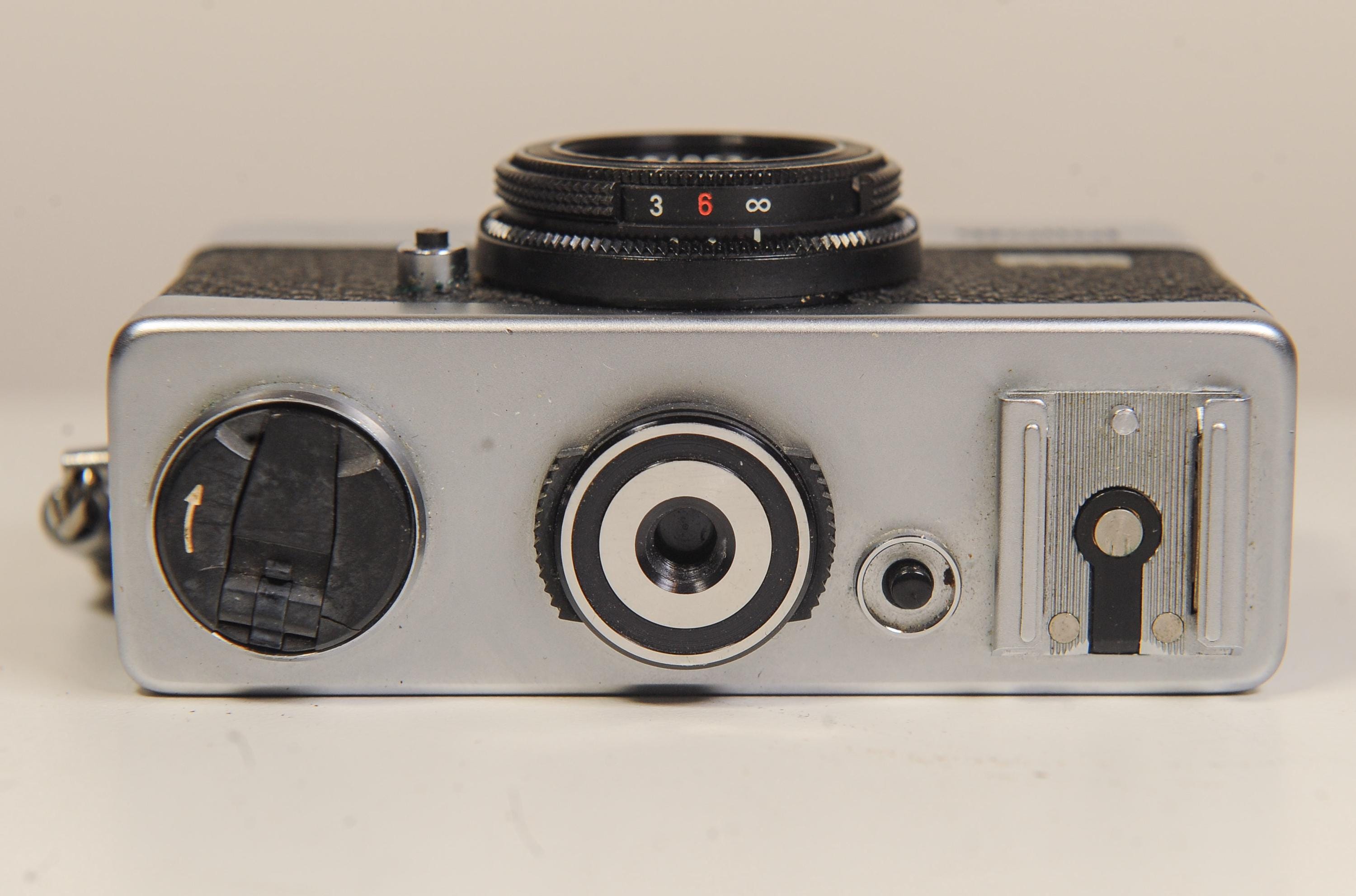 Rollei B35: Carl Zeiss Triotarレンズ搭載35mmフィルムカメラ
