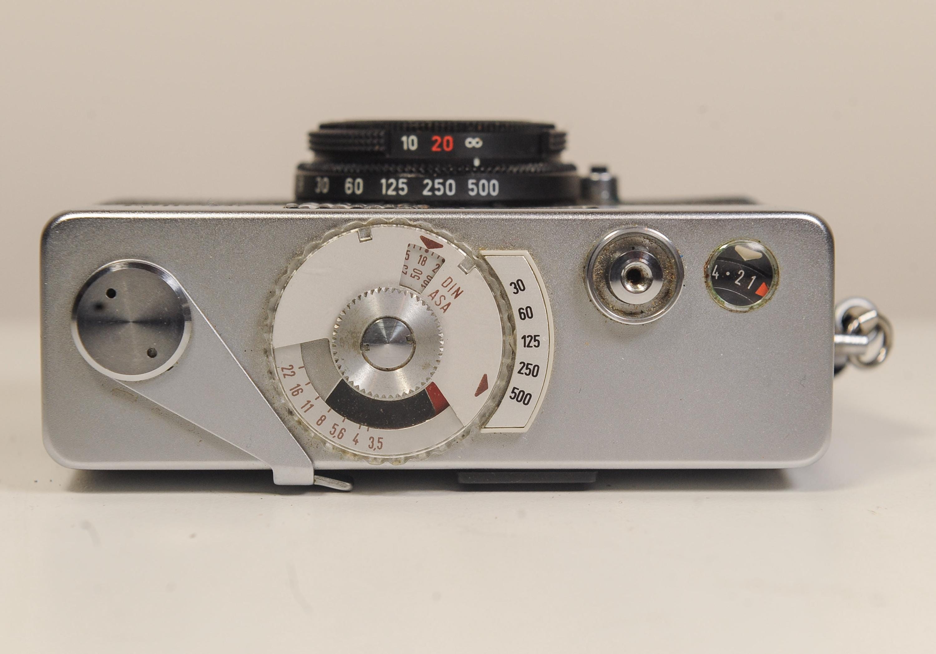 Rollei B35: Carl Zeiss Triotarレンズ搭載35mmフィルムカメラ
