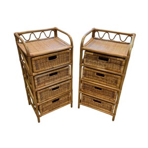 Op de afbeelding: Een handgemaakt houten bord met de tekst "Welkom" in een speels lettertype. Het bord is wit geschilderd met een verweerde afwerking en heeft een klein, decoratief hart. Afmetingen: ongeveer 30 cm breed en 15 cm hoog.