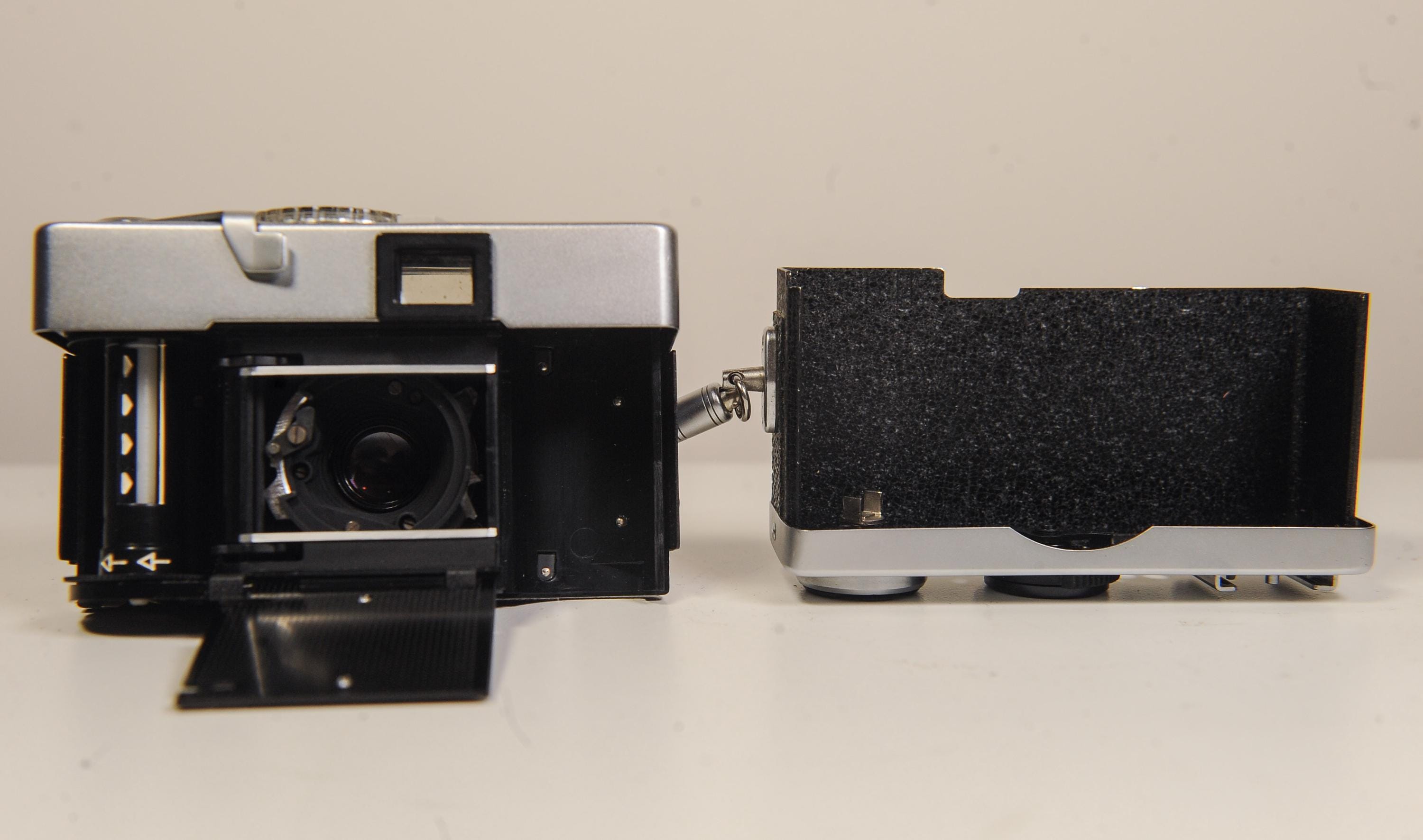 Rollei B35: Carl Zeiss Triotarレンズ搭載35mmフィルムカメラ