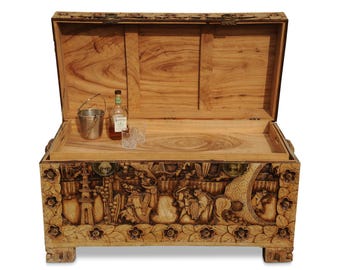 Geschnitzte Kampfer Truhe Chinesische Exportkiste mit Glas Top & Messing Schloss