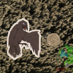 Puede incluir: Una pegatina en blanco y negro de un cuervo de dibujos animados con ojos azules. El cuervo está de pie sobre una pierna y tiene el ala extendida.