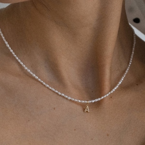 Collar de perlas con letras y diamantes en oro macizo de 14 quilates. Delicado collar de perlas. Regalos para ella.