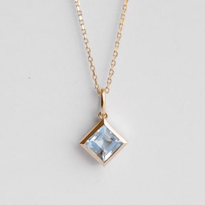 Collana in oro massiccio 14K con acquamarina. Delicata collana con ciondolo in acquamarina. Collana con pietra portafortuna di marzo. Pendente quadrato in oro con acquamarina.