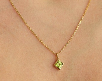 14K Solid Gold Green Peridot Necklace. Dainty Green Peridot Pendant Necklace. August Birthstone Necklace. Gift For Her.