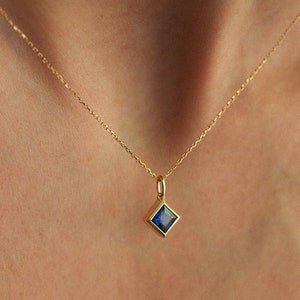 Élégant collier saphir bleu en or massif 14 carats. Collier délicat en saphir. Pendentif pierre de naissance de septembre. Cadeau pour elle.