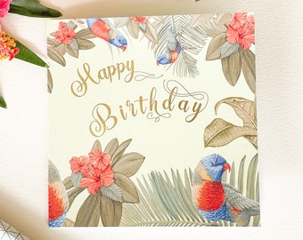 Feuille d’or Happy Birthday Card avec loriquets et palmiers, carte de vœux tropicale vierge à l’intérieur, perroquets australiens et plantes
