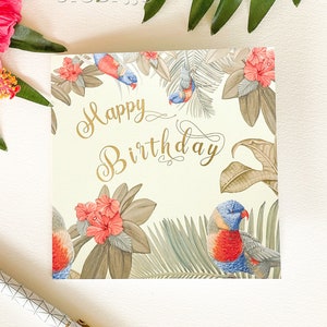 Cartão de feliz aniversário em folha de ouro com Lorikeets e palmeiras, cartão tropical em branco no interior, papagaios australianos e plantas