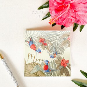 Cartão em folha de ouro para a mamãe no Dia das Mães, cartão com lorikeets e palmeiras, cartão tropical, papagaios australianos e plantas