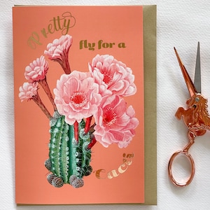 Pretty Fly for um cartão de saudação punny de cactos com cacto florido e folha de ouro. Amante do deserto. Aniversário com tema ocidental. Palm Springs
