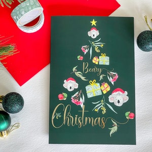 ¡Que tengas una Navidad Beary! Botella verde Koala tarjeta de temporada con hojas de chicle y regalos en forma de árbol de Navidad