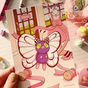 Pode incluir: Uma ilustração caprichosa com um personagem de borboleta roxa com grandes asas brancas e pretas quadriculadas. A obra de arte inclui um vestido rosa, saltos altos e a palavra "Open" em uma porta de loja, tudo em uma paleta de cores suaves.