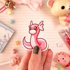 Ultra glänzender rosa Dratini Sticker