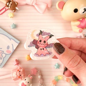 Adesivo de vinil com glitter Mimikyu rosa pequeno