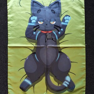 Puede incluir: Una funda de almohada rectangular con una ilustraci&oacute;n gr&aacute;fica de un gato gris oscuro con ojos naranjas y detalles azules brillantes en las extremidades. El gato lleva un collar rojo con un colgante negro sobre un fondo verde claro.