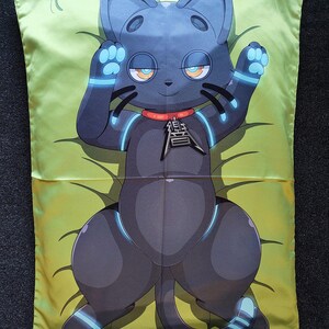 Puede incluir: Una funda de almohada rectangular con una ilustraci&oacute;n gr&aacute;fica de un gato gris oscuro con detalles en azul brillante en las extremidades y orejas. El gato lleva un collar rojo con un colgante met&aacute;lico sobre un fondo de color verde lima.