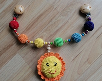 Wagenkette mit Regenbogenperlen und Sonne, Kinderwagenmobile, Wagenspanner, gehäkelt, bunt,  Holzclip