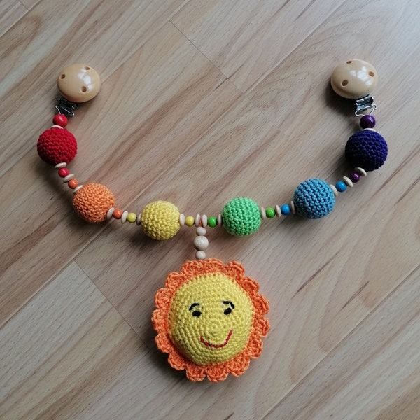 Wagenkette mit Regenbogenperlen und Sonne, Kinderwagenmobile, Wagenspanner, gehäkelt, bunt,  Holzclip