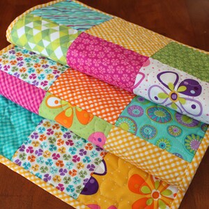 Pu&ograve; includere: Un runner da tavolo patchwork colorato con un motivo giallo, arancione, rosa, verde e blu. Il runner &egrave; realizzato con tessuti diversi con varie stampe, tra cui fiori, cerchi e forme geometriche.