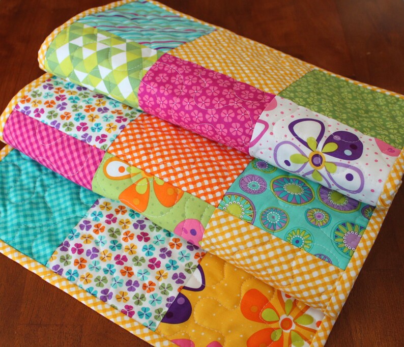 Pu&ograve; includere: Un runner da tavolo patchwork colorato con un motivo giallo, arancione, rosa, verde e blu. Il runner &egrave; realizzato con tessuti diversi con varie stampe, tra cui fiori, cerchi e forme geometriche.