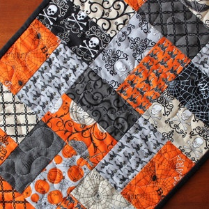 Raven Skull CW0901103CL Quilted Table Runner
