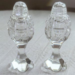 Set elegante di saliera e pepiera vintage in cristallo con piedistallo - Trasparente