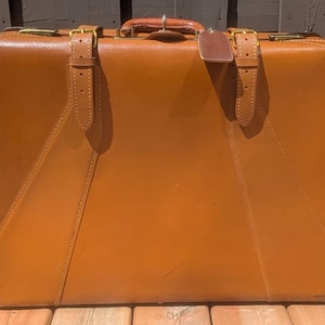 Vintage brun läderväska med nyckel - antik inredning eller bagage från 1930-talet