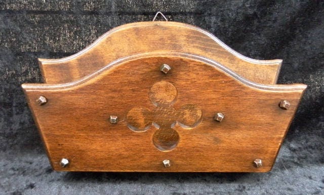 Porte Lettres ou Documents Vintage Français en Bois Chaleureux Orné d'une Croix et de Clous Carrés
