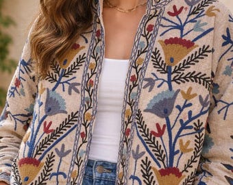 Giacca ricamata Suzani in cotone beige con motivo floreale fatto a mano