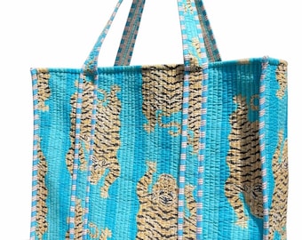 Borsa tote in cotone trapuntato con stampa tigrata a blocchi, colore azzurro cielo, ideale per viaggi e shopping.
