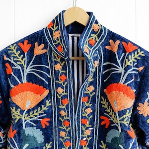 Blaue Samt Suzani bestickte Jacke Handgefertigtes Blumenmuster Bild 5