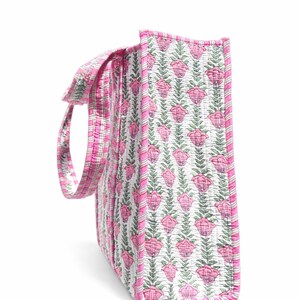 Handtryckt quiltad bomullsväska, rosa blommig reseväska bild 2