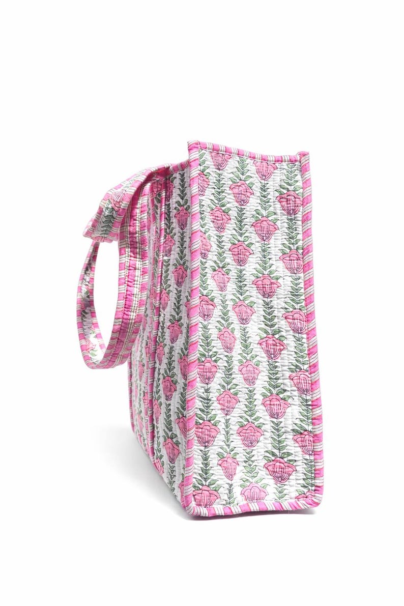 Handtryckt quiltad bomullsväska, rosa blommig reseväska bild 2