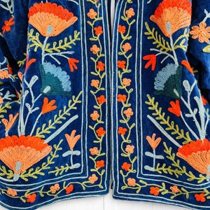 Blaue Samt Suzani bestickte Jacke Handgefertigtes Blumenmuster Bild 8