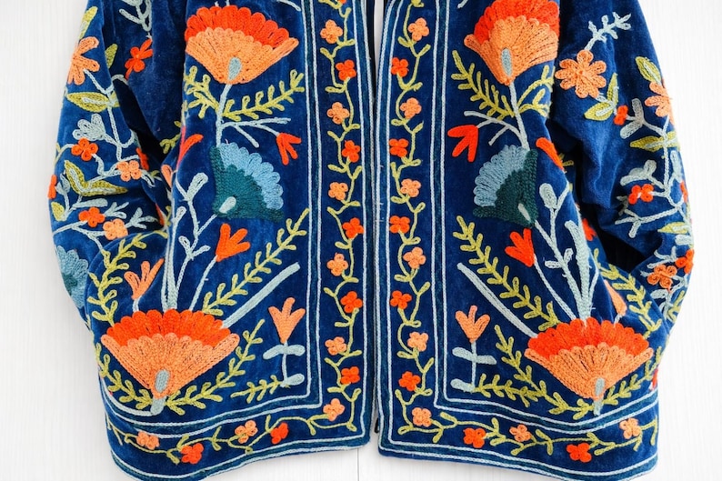 Blaue Samt Suzani bestickte Jacke Handgefertigtes Blumenmuster Bild 8