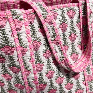 Handtryckt quiltad bomullsväska, rosa blommig reseväska bild 6