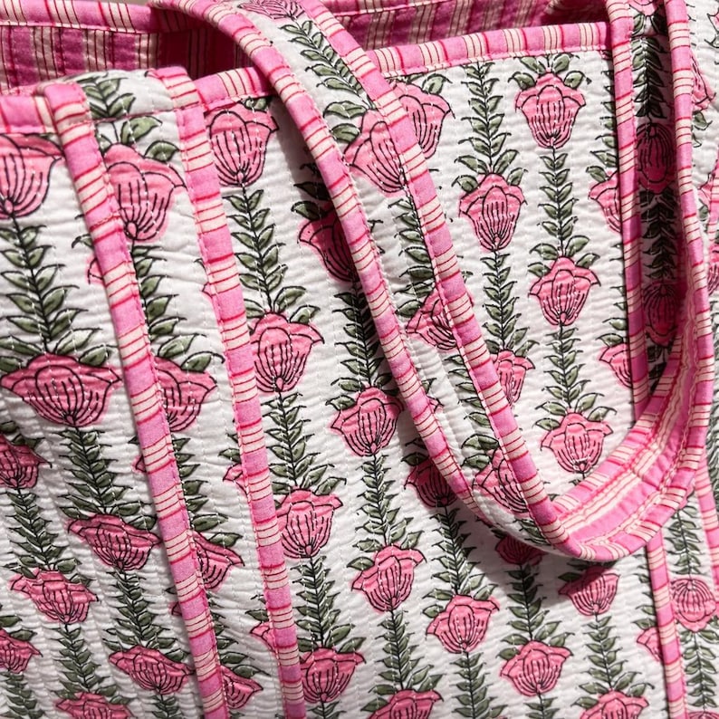 Handtryckt quiltad bomullsväska, rosa blommig reseväska bild 6