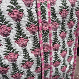 Handtryckt quiltad bomullsväska, rosa blommig reseväska bild 9