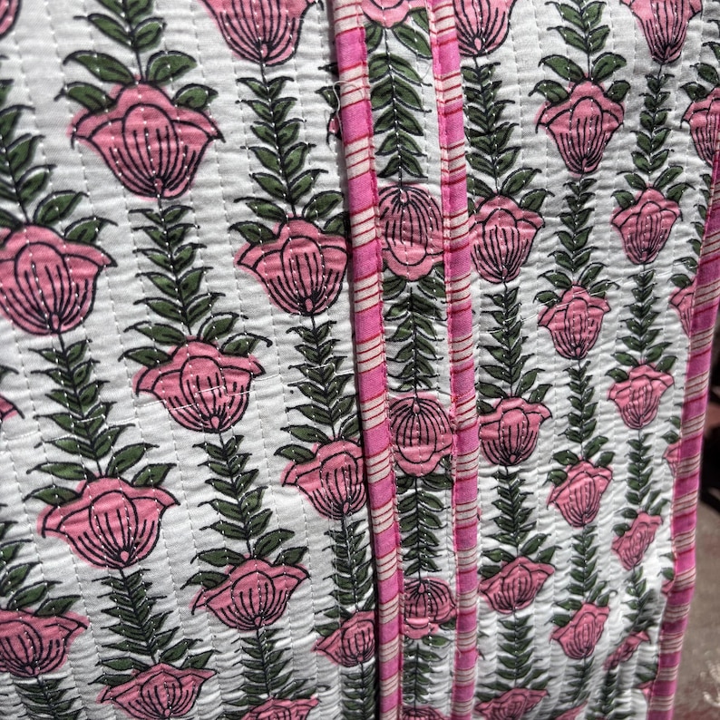 Handtryckt quiltad bomullsväska, rosa blommig reseväska bild 9