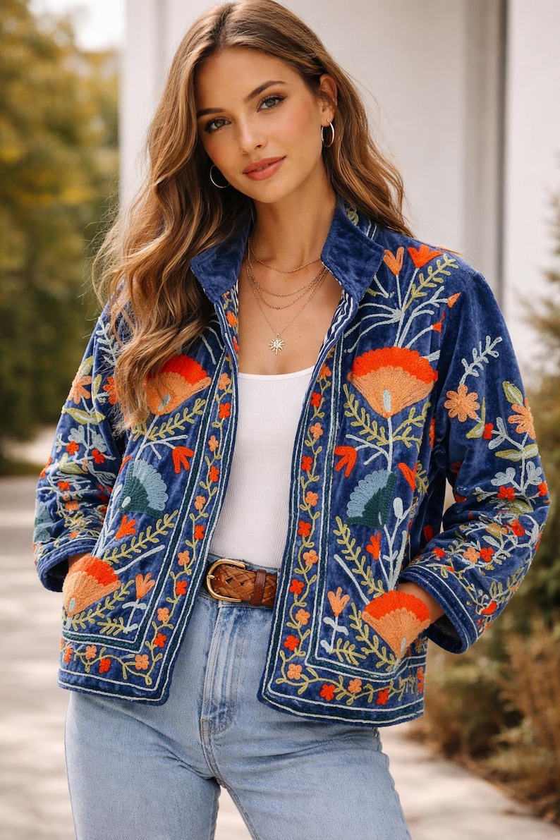 Blaue Samt Suzani bestickte Jacke Handgefertigtes Blumenmuster Bild 1