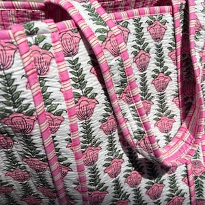 Handtryckt quiltad bomullsväska, rosa blommig reseväska bild 10
