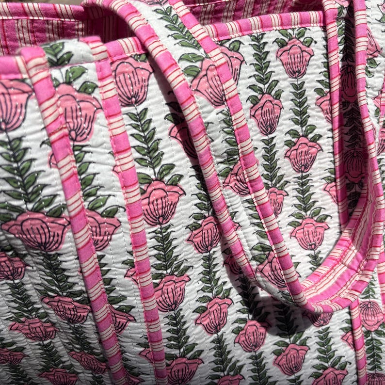 Handtryckt quiltad bomullsväska, rosa blommig reseväska bild 10