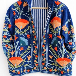 Blaue Samt Suzani bestickte Jacke Handgefertigtes Blumenmuster Bild 4
