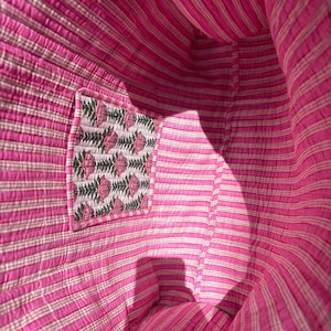 Handtryckt quiltad bomullsväska, rosa blommig reseväska bild 7