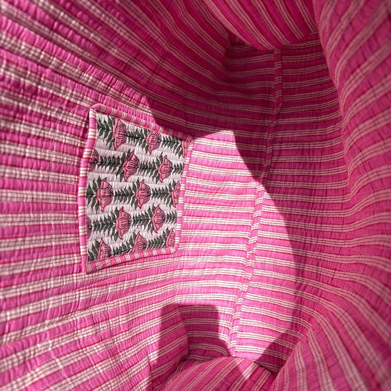 Handtryckt quiltad bomullsväska, rosa blommig reseväska bild 7