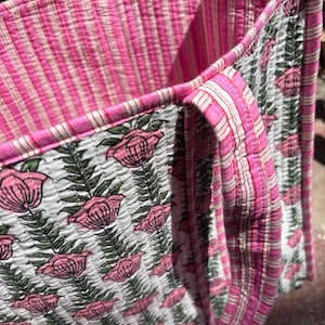 Handtryckt quiltad bomullsväska, rosa blommig reseväska bild 8