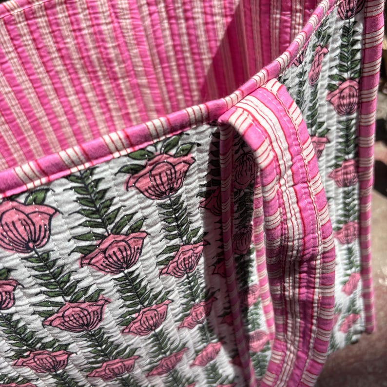 Handtryckt quiltad bomullsväska, rosa blommig reseväska bild 8