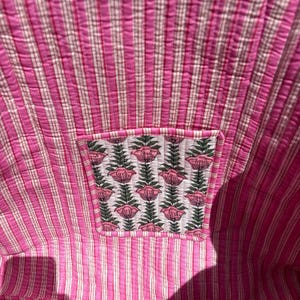 Handtryckt quiltad bomullsväska, rosa blommig reseväska bild 11