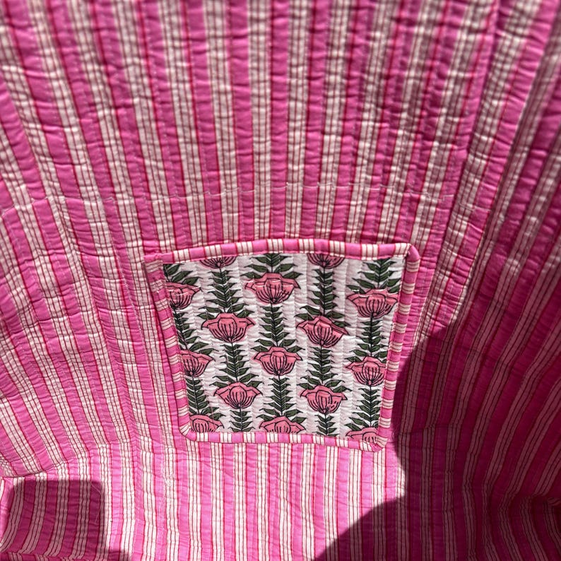 Handtryckt quiltad bomullsväska, rosa blommig reseväska bild 11